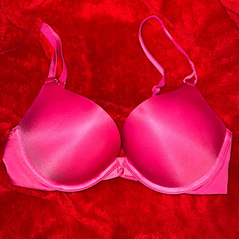 Victoria’s Secret bombshell plunge, push-up bra